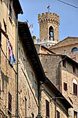 Volterra, via di Porta dell'Arco in ripidissima discesa verso l'omonima porta con numerosi artigiani dell'alabastro. 